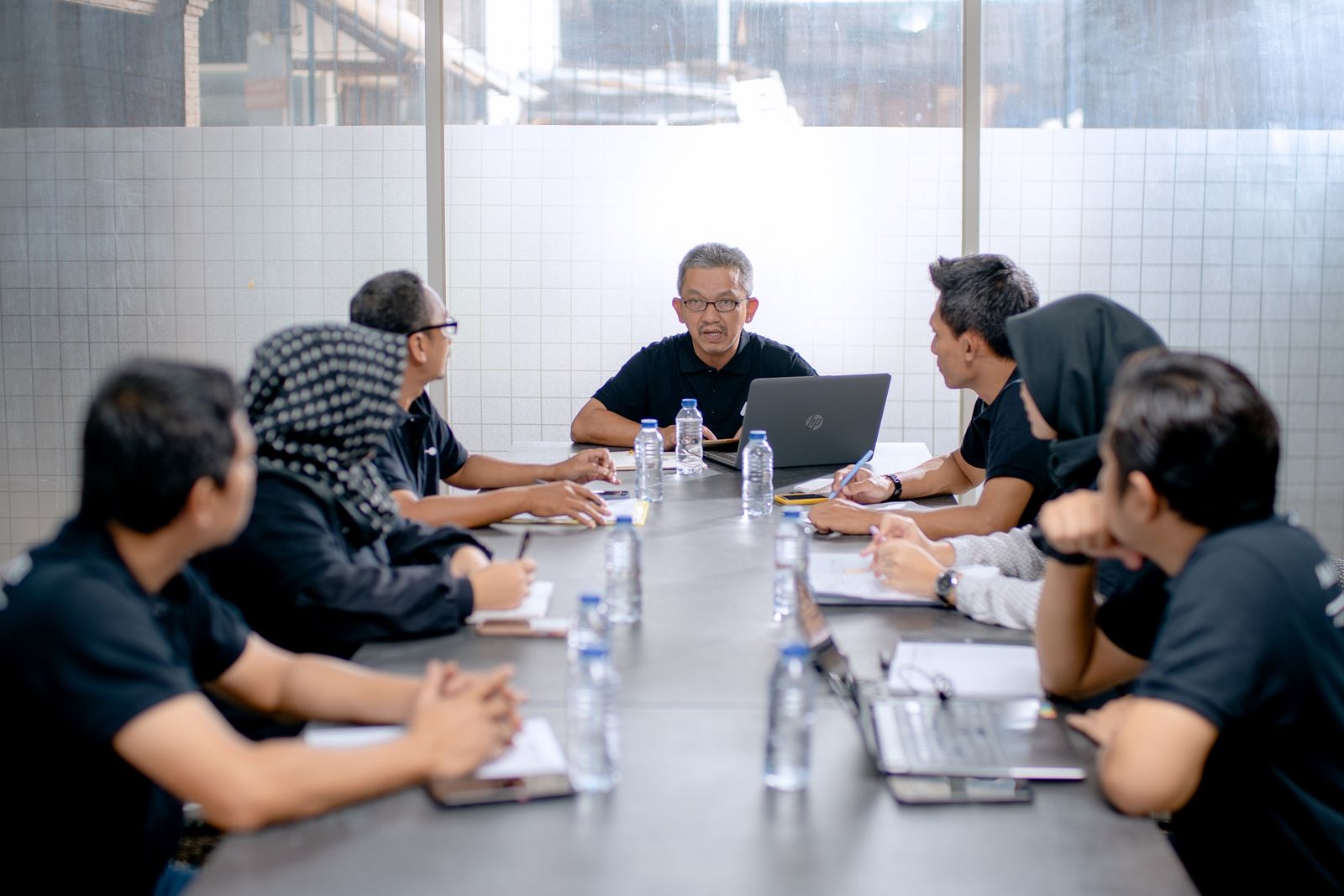 Equipo de especialistas revisando información en una sala de juntas